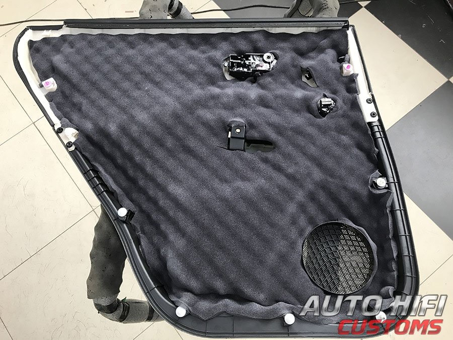 Установка шумоизоляции Comfort Mat Vespa в Renault