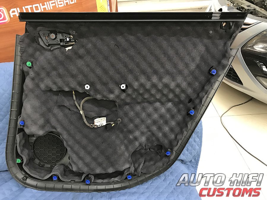 Установка шумоизоляции Comfort Mat Vespa в Opel