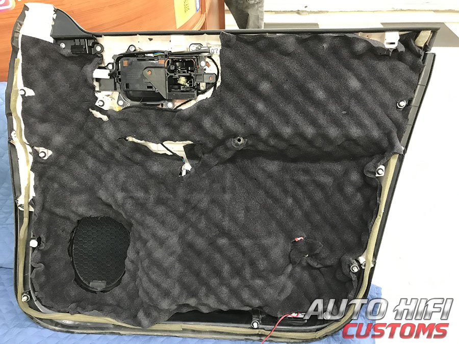 Установка шумоизоляции Comfort Mat Vespa в Toyota