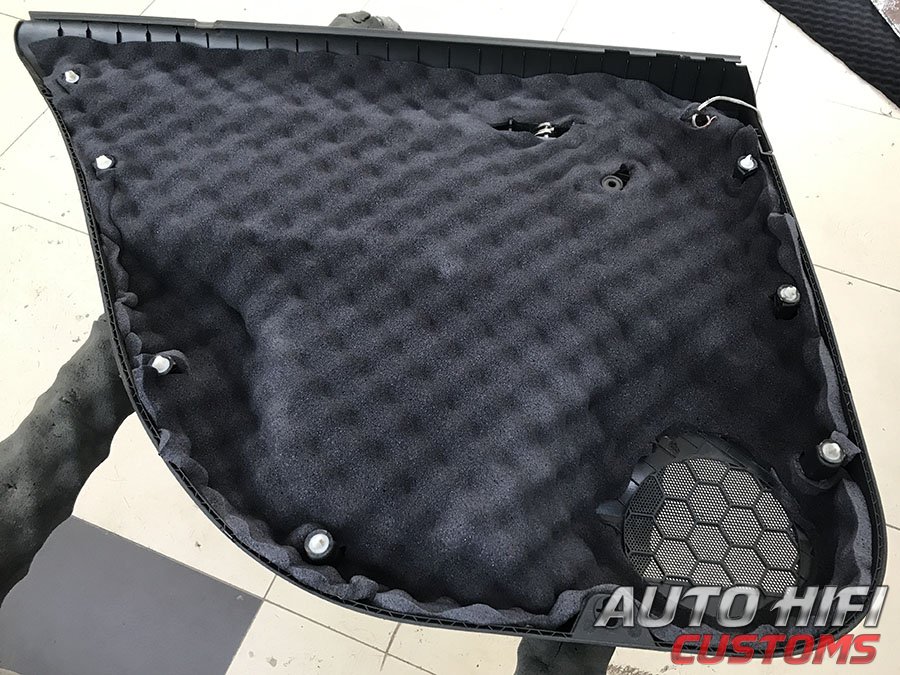 Установка шумоизоляции Comfort Mat Vespa в Skoda