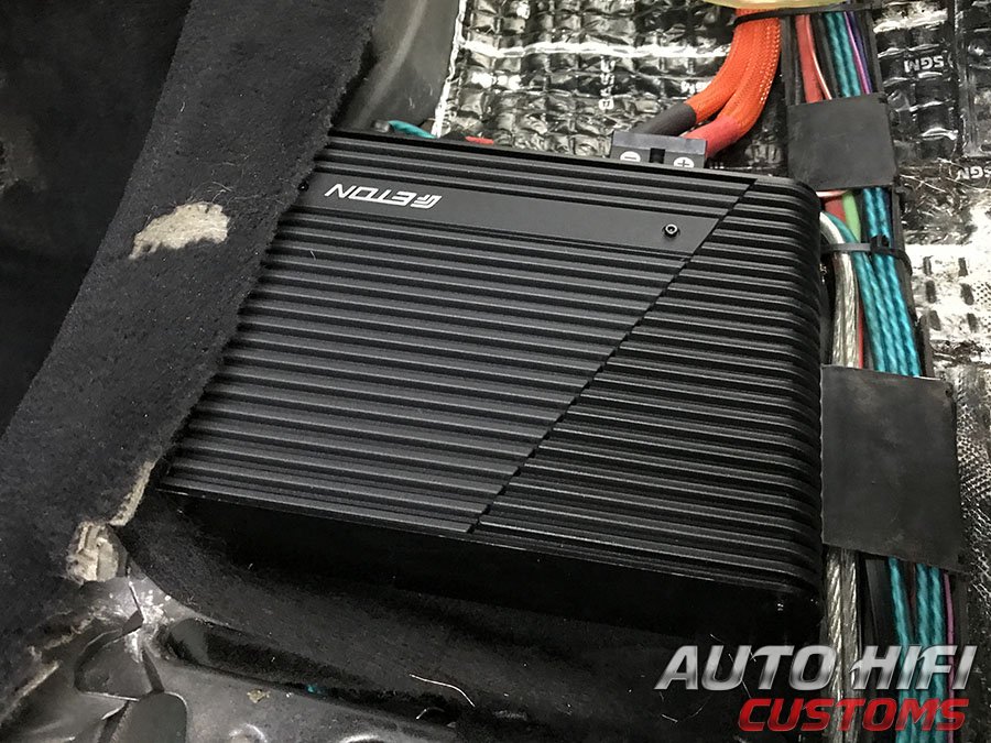 Установка усилителя Eton Mini 300.2 в Audi A6 (C4)