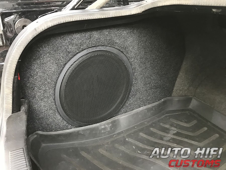 Установка сабвуфера Helix IK S12 DVC2 в Audi A6 (C4)