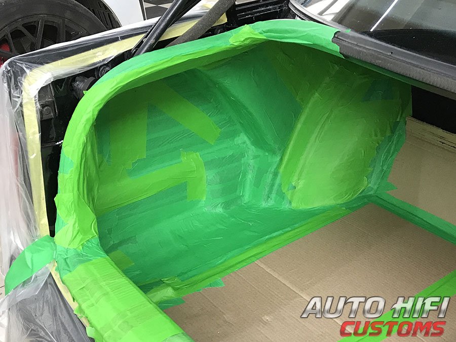 Установка сабвуфера Helix IK S12 DVC2 в Audi A6 (C4)