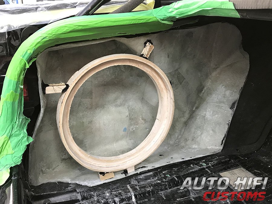 Установка сабвуфера Helix IK S12 DVC2 в Audi