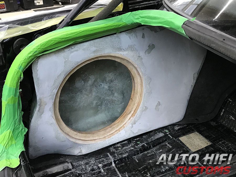 Установка сабвуфера Helix IK S12 DVC2 в Audi