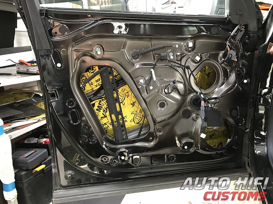 Установка шумоизоляции Comfort Mat Vespa в Geely Monjaro