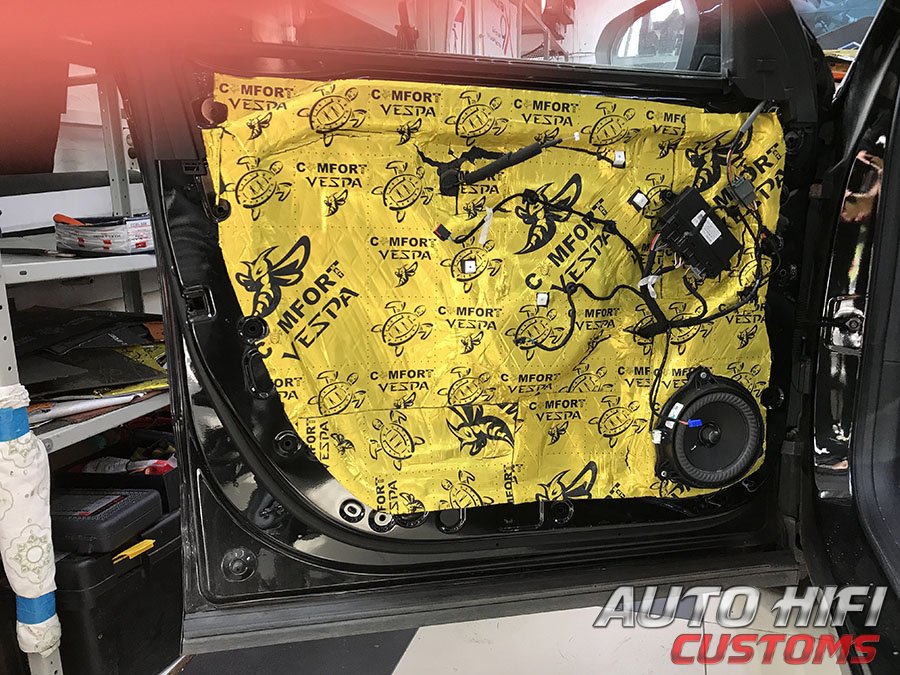 Установка шумоизоляции Comfort Mat Vespa в Geely Monjaro