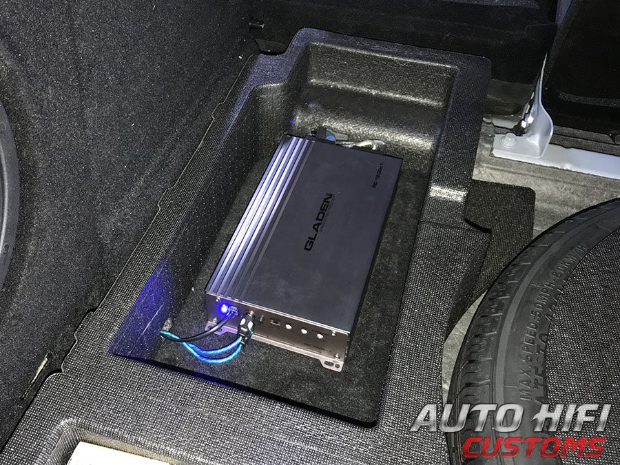 Установка усилителя Gladen RC 1200c1 в Geely Tugella