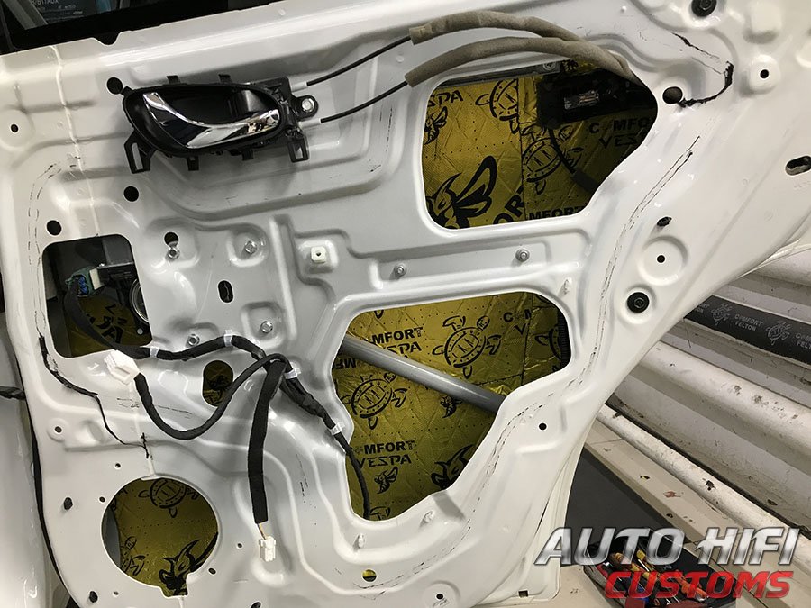 Установка шумоизоляции Comfort Mat Vespa в Nissan X-Trail (T32)