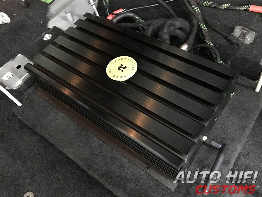 Установка усилителя Resolut X12-DSP в Dodge Durango SRT III