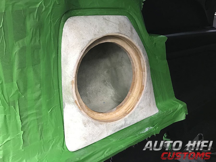 Установка сабвуфера Hertz MPS 250 S2 в Dodge