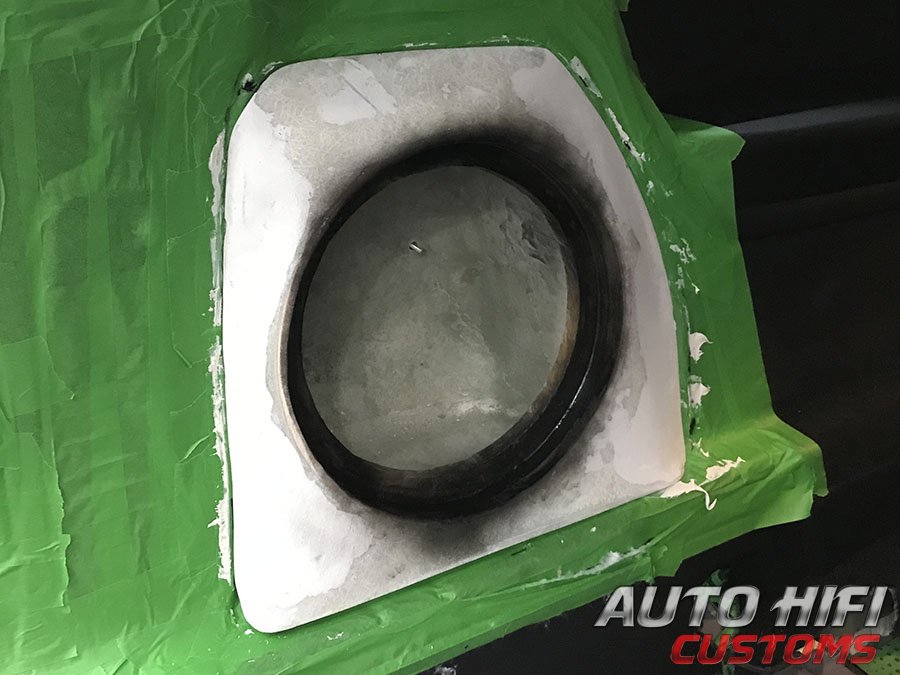 Установка сабвуфера Hertz MPS 250 S2 в Dodge