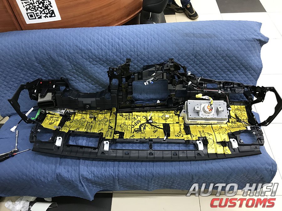 Установка шумоизоляции Comfort Mat Vespa в Toyota Camry V70