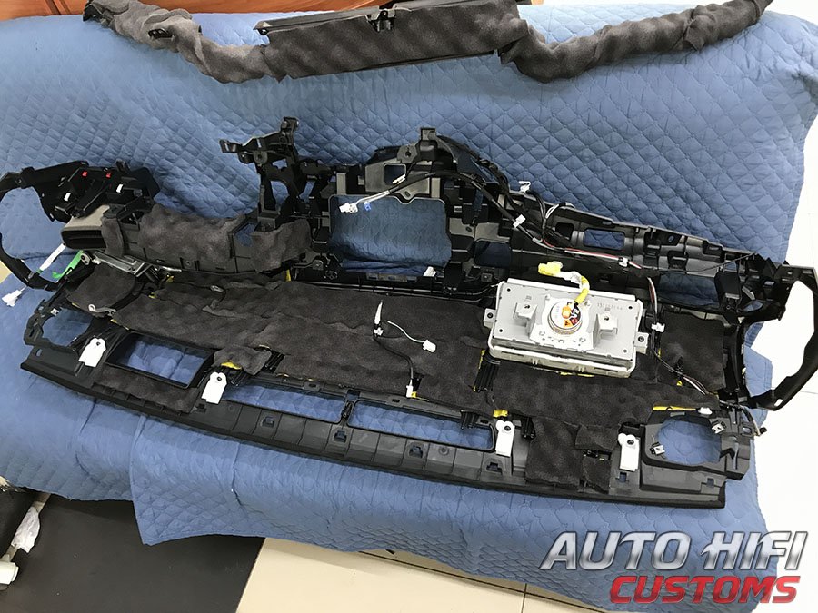 Установка шумоизоляции Comfort Mat Vespa в Toyota Camry V70