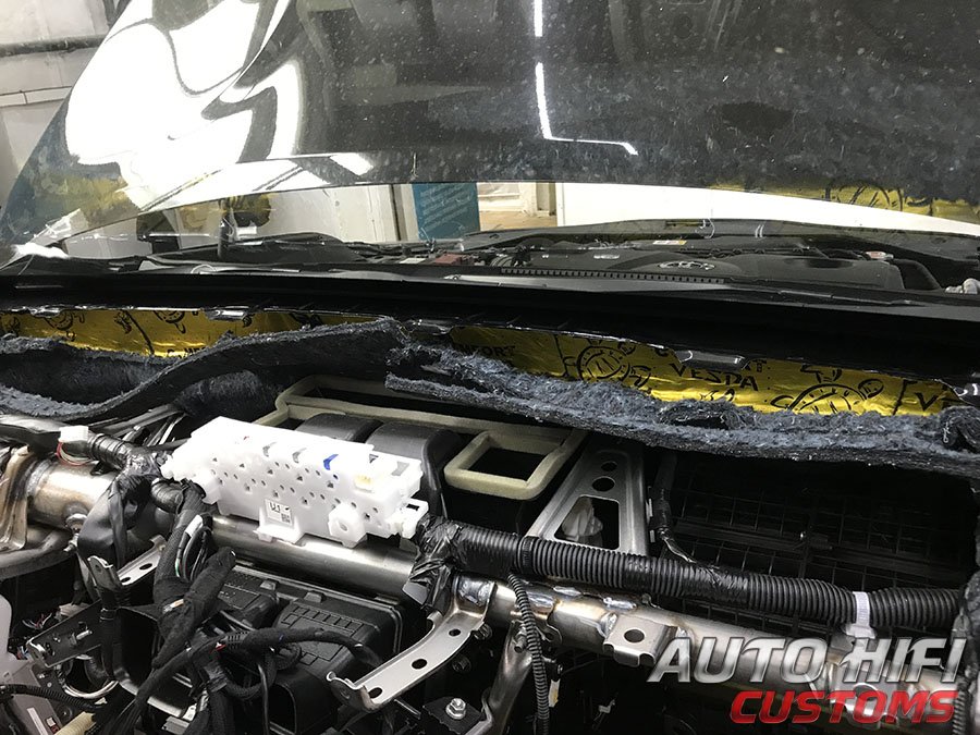 Установка шумоизоляции Comfort Mat Vespa в Toyota