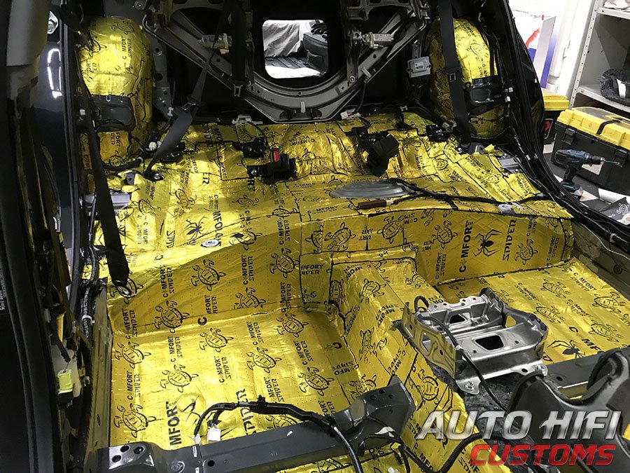 Установка шумоизоляции Comfort Mat BlockShot в Toyota