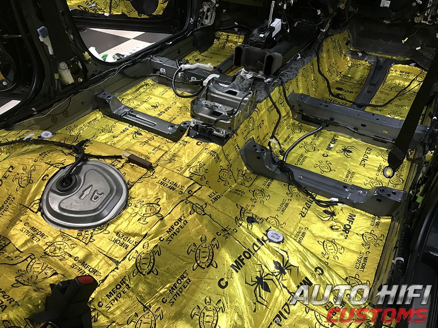 Установка шумоизоляции Comfort Mat BlockShot в Toyota