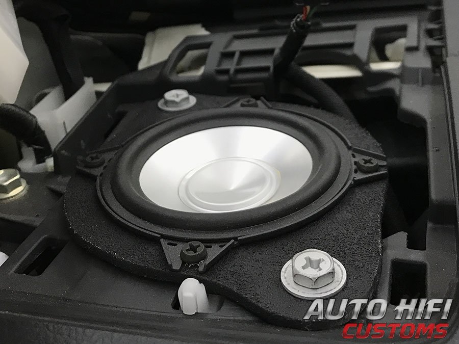 Установка акустики Dego SP 3.0 MR в Toyota Land Cruiser 150