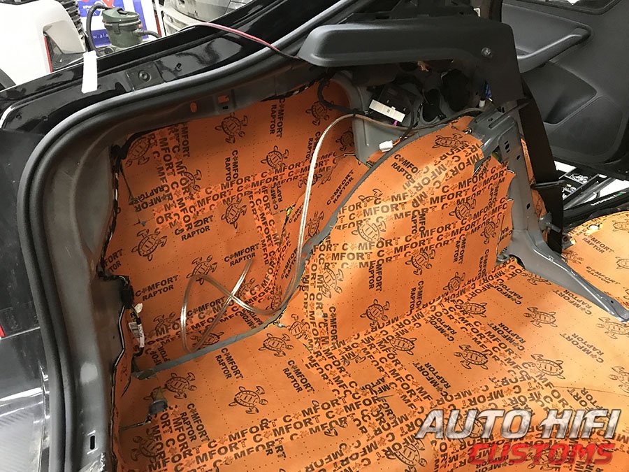 Установка шумоизоляции Comfort Mat Raptor в Skoda Rapid