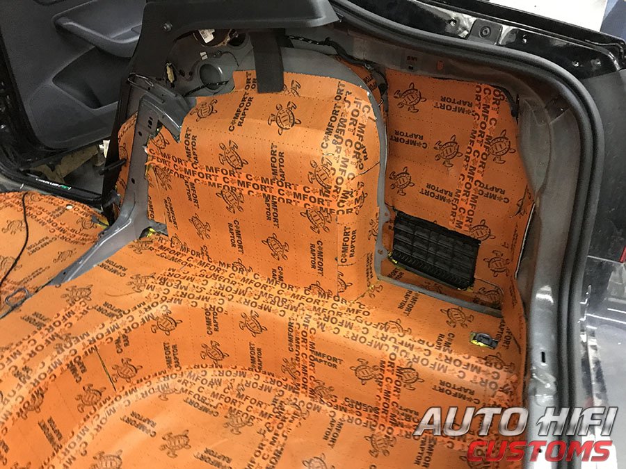 Установка шумоизоляции Comfort Mat Raptor в Skoda