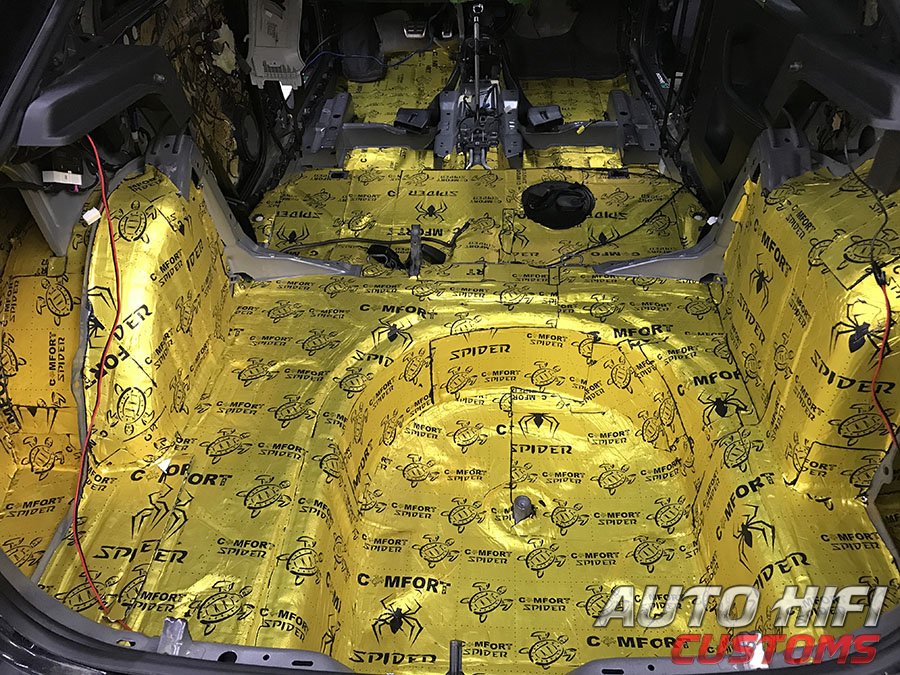 Установка шумоизоляции Comfort Mat Raptor в Skoda