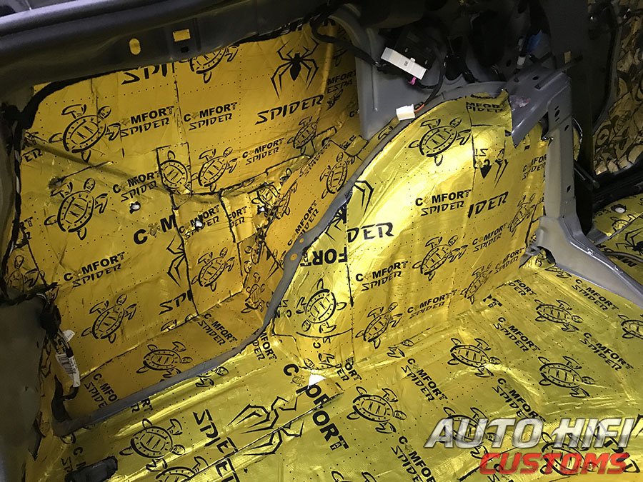 Установка шумоизоляции Comfort Mat Raptor в Skoda