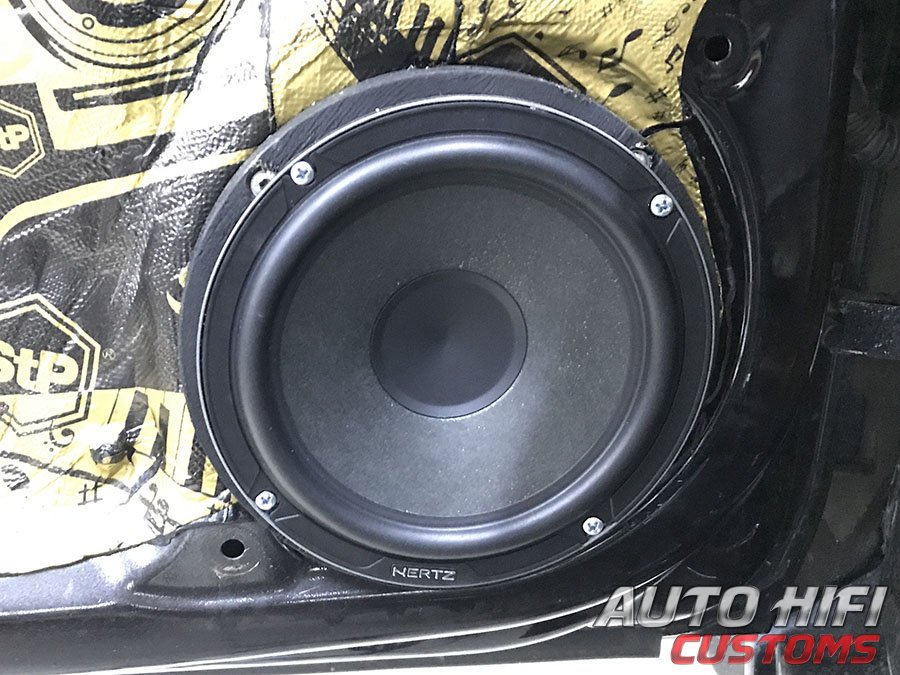 Установка акустики Hertz C 165 в Skoda Rapid