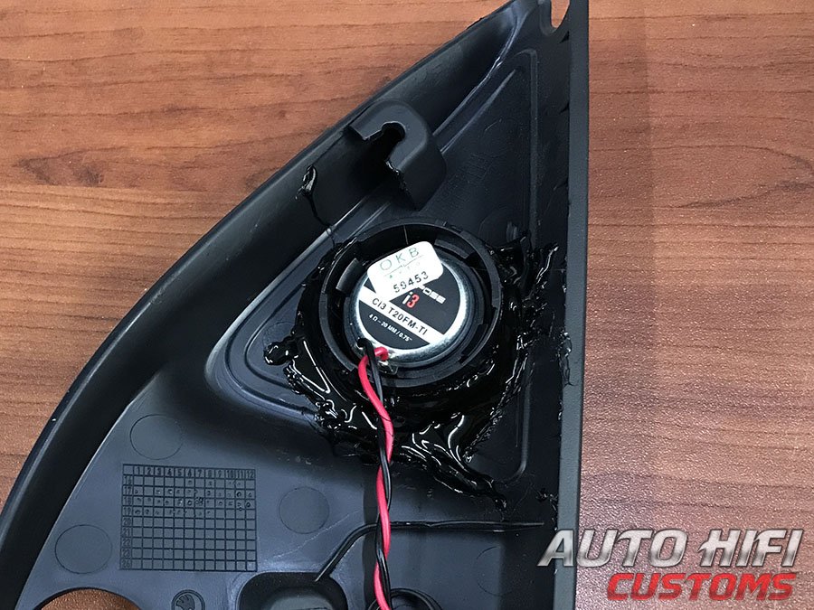 Установка акустики Helix Ci3 T20FM-TI в Skoda Rapid