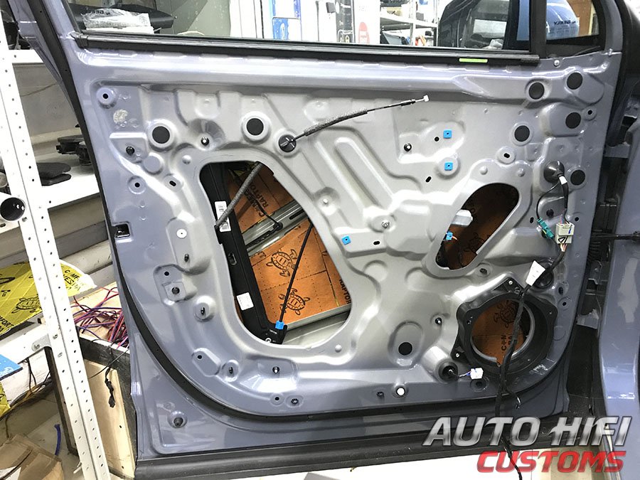 Установка шумоизоляции Comfort Mat Vespa в Geely Atlas II