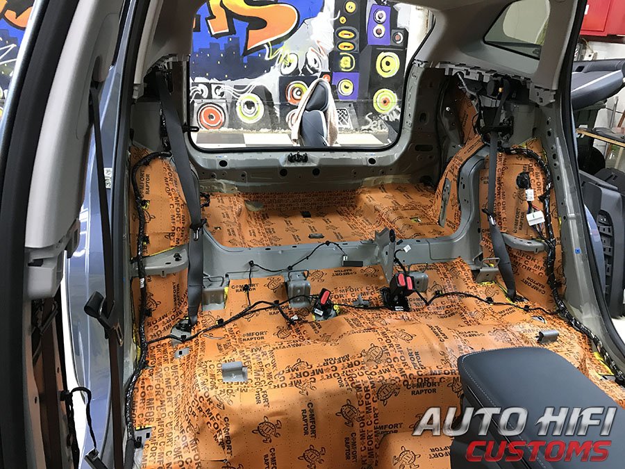 Установка шумоизоляции Comfort Mat Spider в Geely