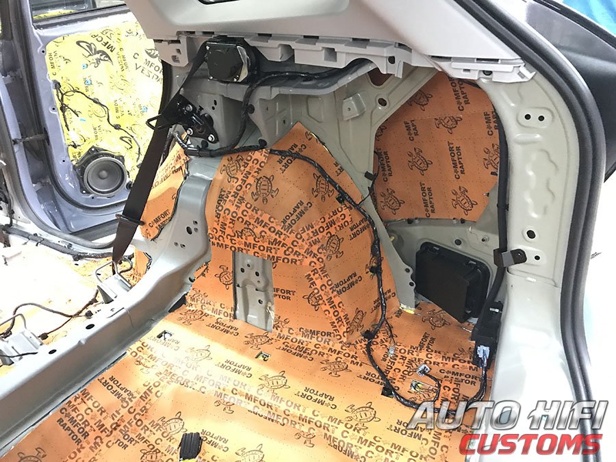 Установка шумоизоляции Comfort Mat Raptor в Geely Atlas II