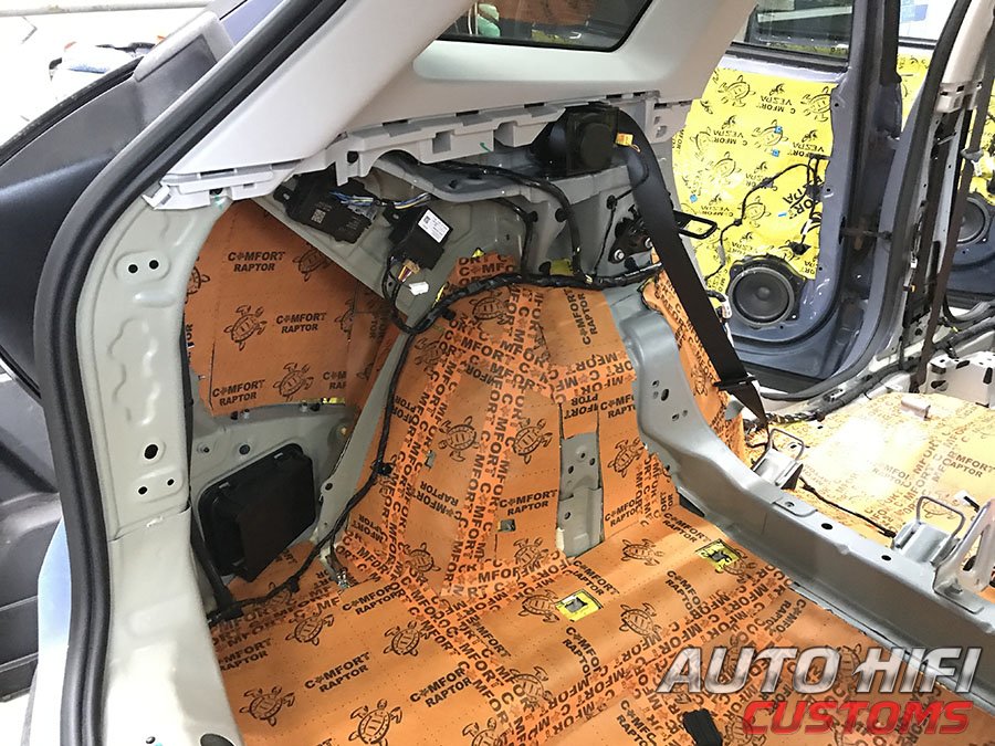 Установка шумоизоляции Comfort Mat Raptor в Geely Atlas II