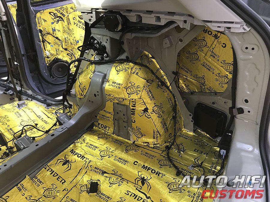 Установка шумоизоляции Comfort Mat Raptor в Geely