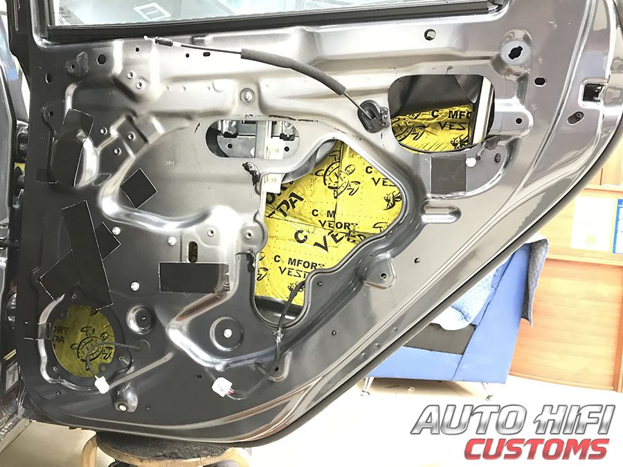 Установка шумоизоляции Comfort Mat Vespa в Lada Vesta Cross