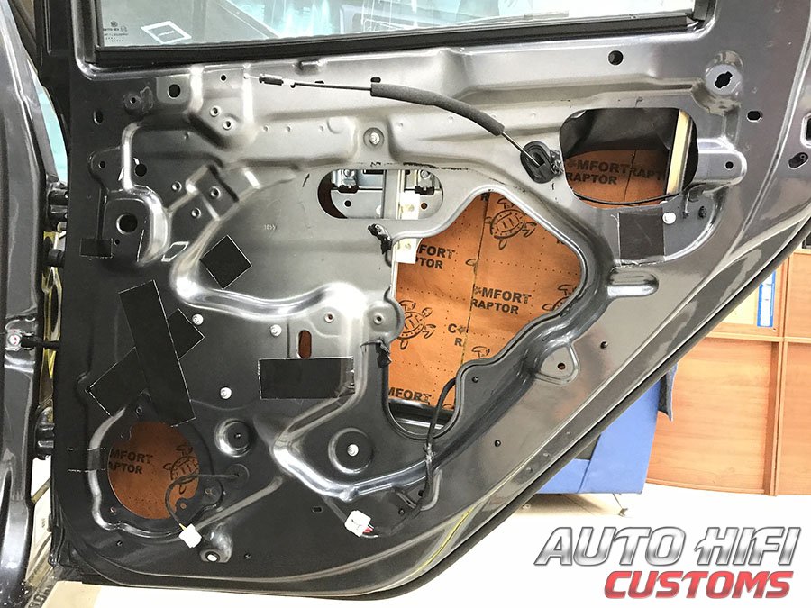 Установка шумоизоляции Comfort Mat Vespa в Lada Vesta Cross