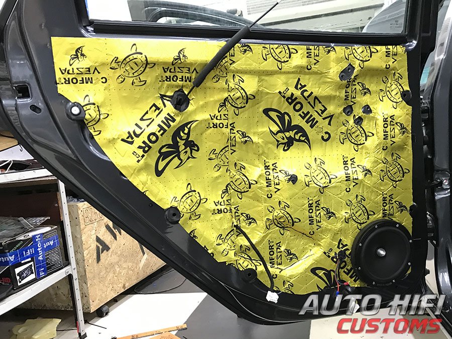 Установка шумоизоляции Comfort Mat Vespa в Lada