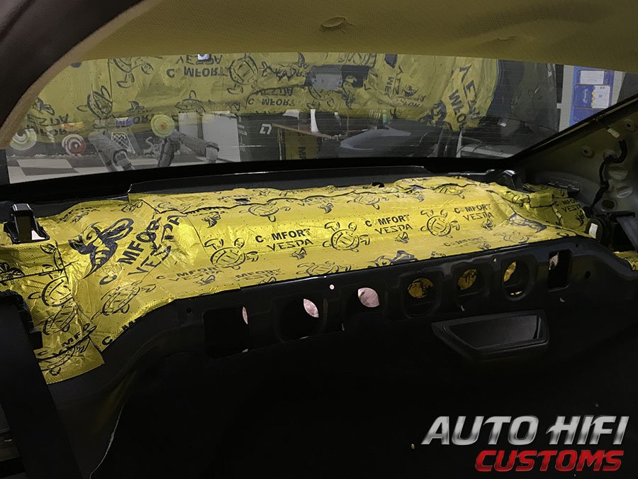 Установка шумоизоляции Comfort Mat Vespa в Lada Vesta Cross