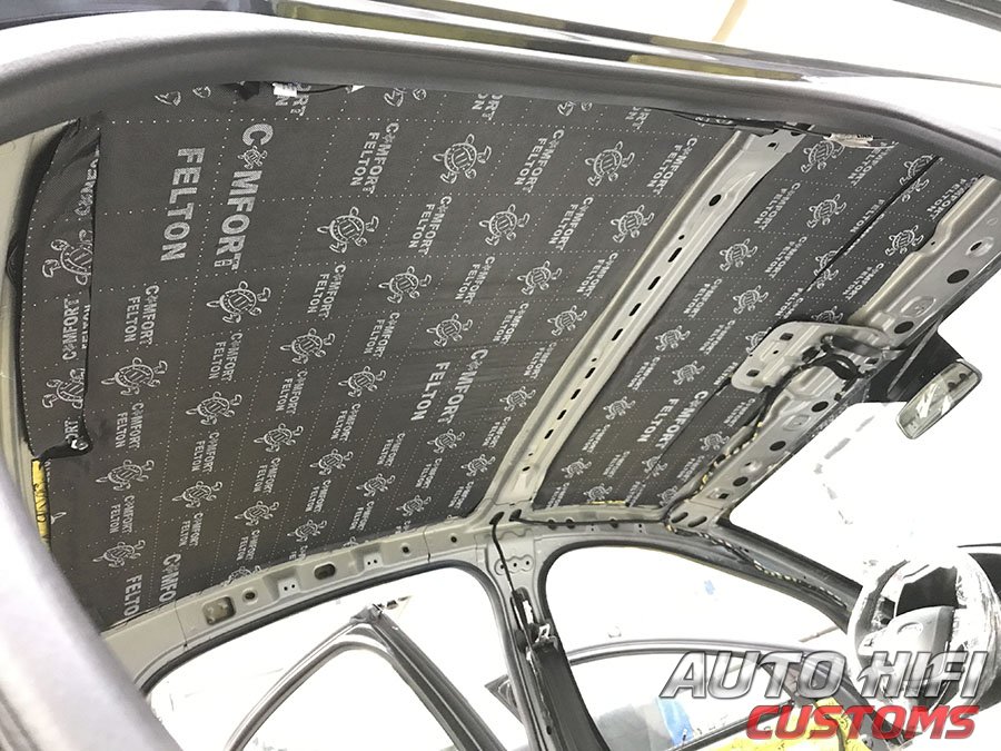 Установка шумоизоляции Comfort Mat Vespa в Lada Vesta Cross