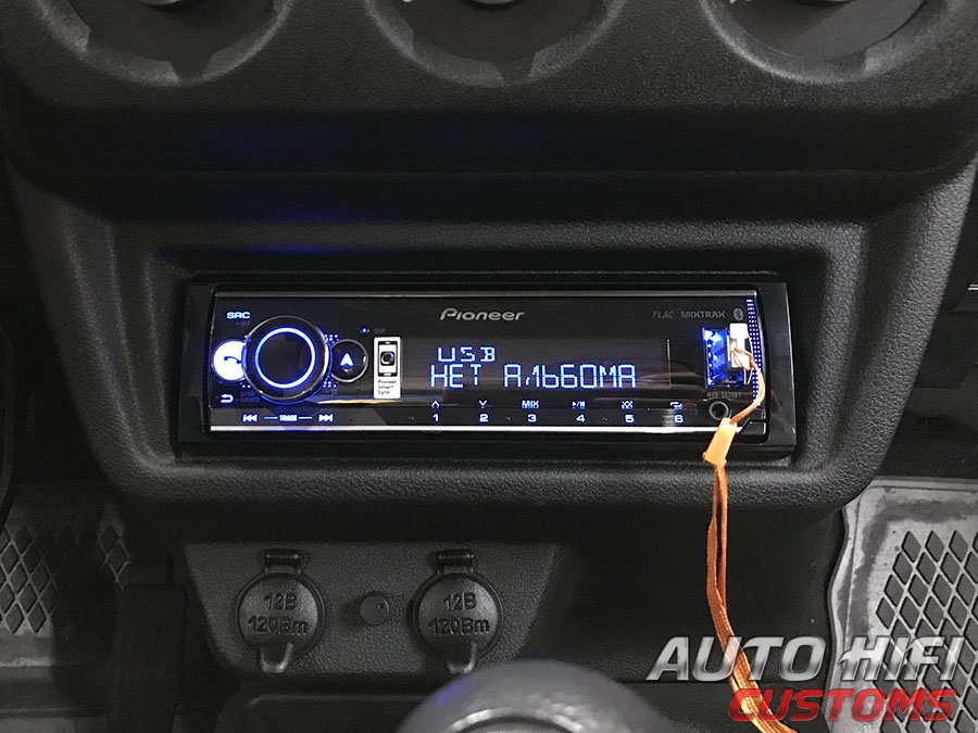 Установка автомагнитолы Pioneer MVH-S520BT в Lada Niva 4x4
