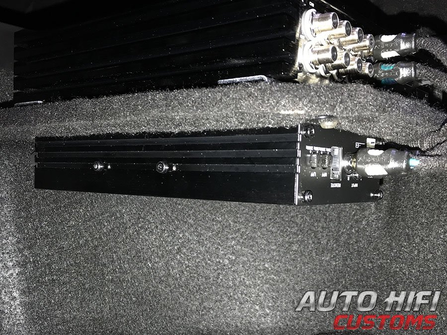 Установка усилителя Hellion HAM 800.2D в Mercedes E class (W213)