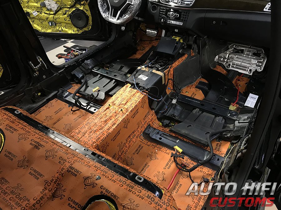 Установка шумоизоляции Comfort Mat Spider в Mercedes