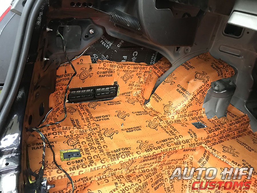 Установка шумоизоляции Comfort Mat Raptor в Mercedes E class (W212)