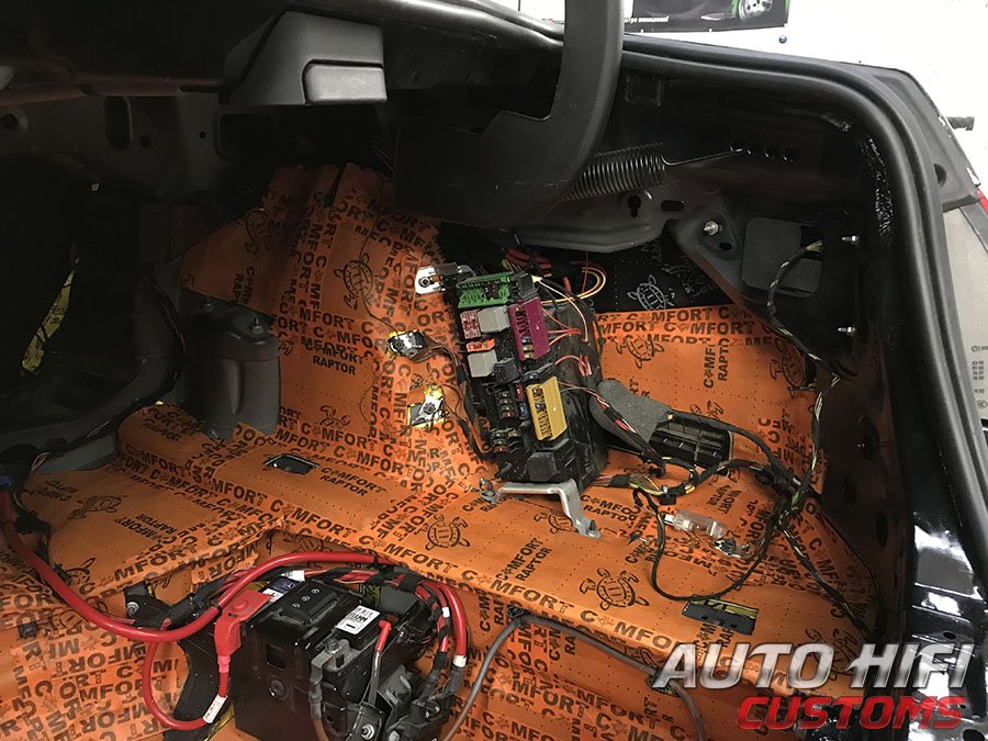 Установка шумоизоляции Comfort Mat Raptor в Mercedes