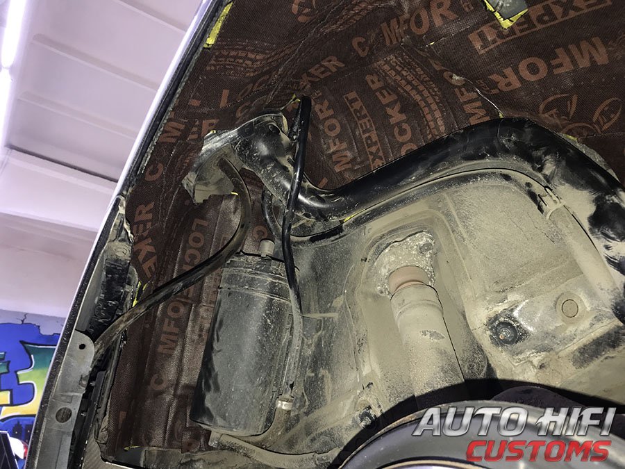 Установка шумоизоляции Comfort Mat Locker в Mercedes E class (W212)