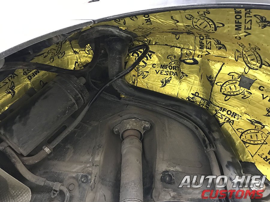 Установка шумоизоляции Comfort Mat Locker в Mercedes