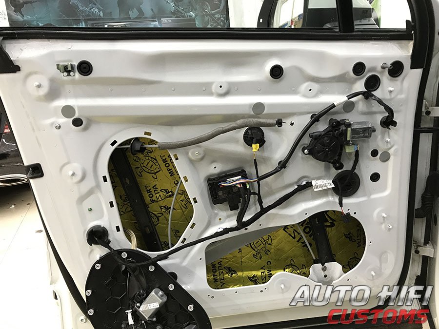 Установка шумоизоляции Comfort Mat Vespa в Audi Q7 II (4M)