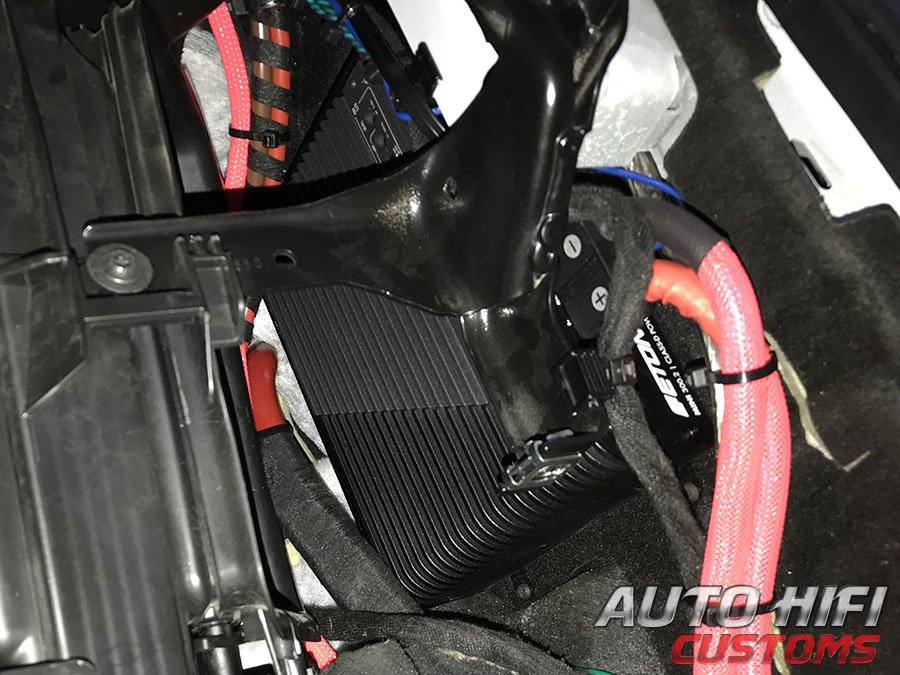 Установка усилителя Eton Mini 300.2 в Audi Q7 II (4M)