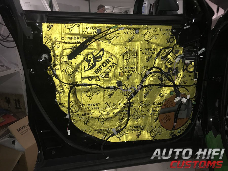 Установка шумоизоляции Comfort Mat Vespa в Toyota