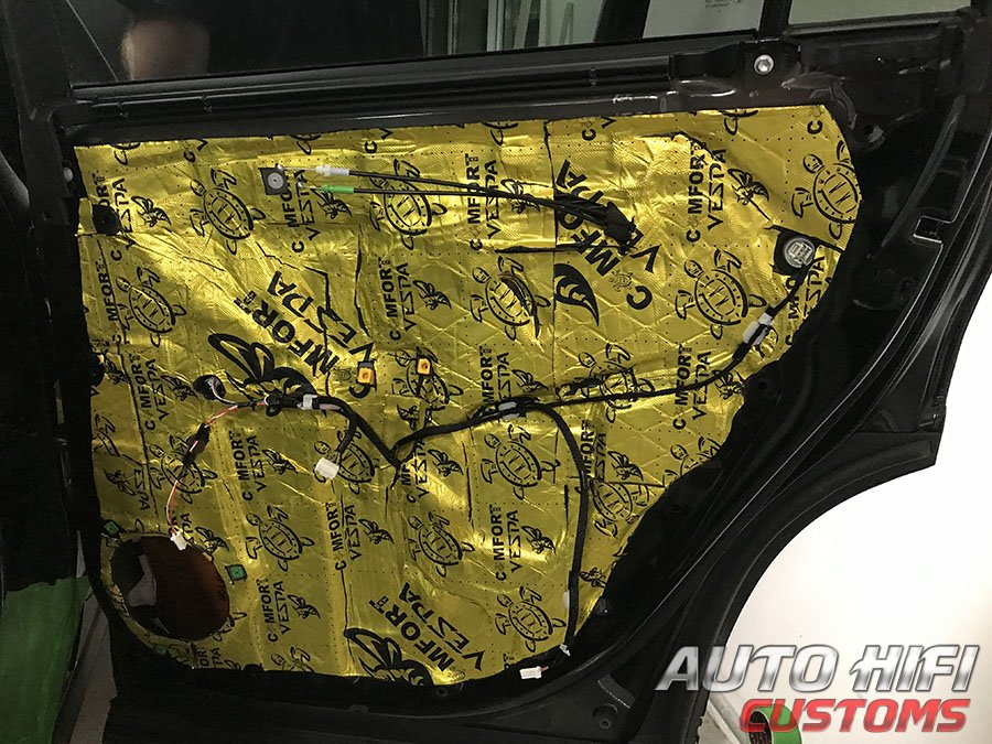 Установка шумоизоляции Comfort Mat Vespa в Toyota