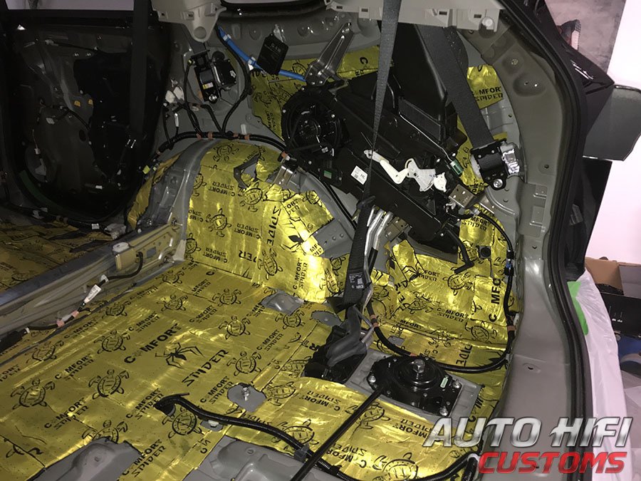 Установка шумоизоляции Comfort Mat Raptor в Toyota